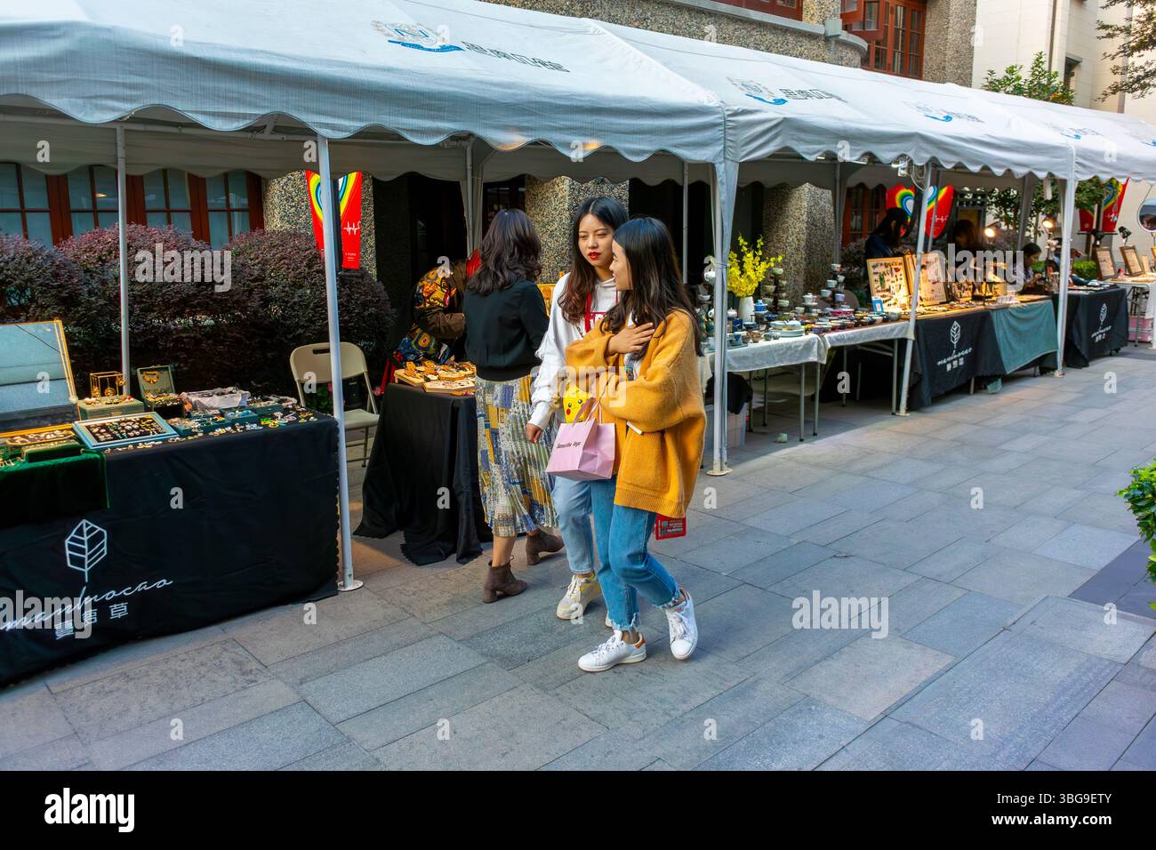 Shanghai, China, chinesische Teenager Shopping im Freiluftmarkt, Straßenszene, privates Wohngebiet, Beizhan Wohnviertel Stockfoto