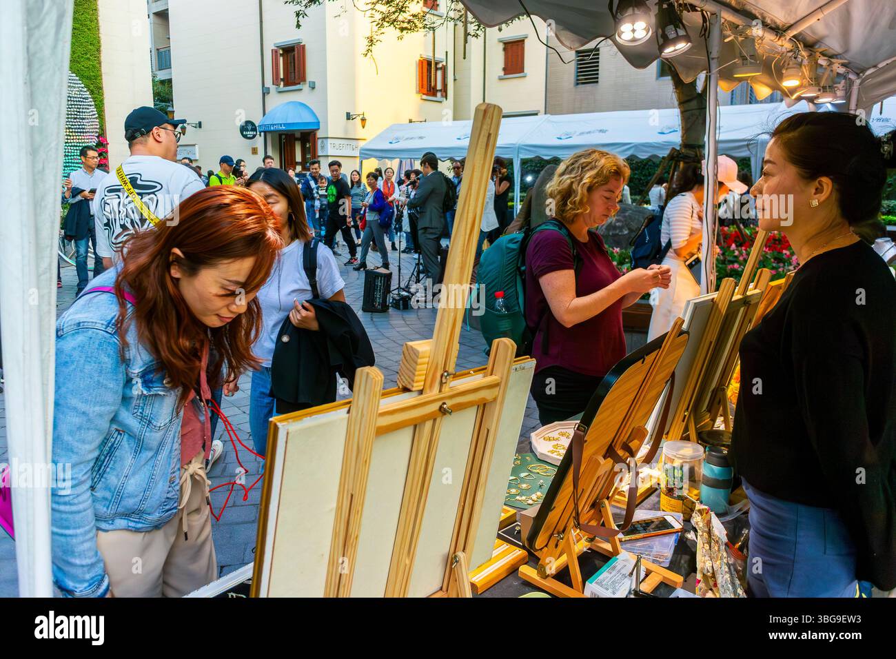 Shanghai, China, chinesische Teenager Shopping im Freiluftmarkt, Straßenszene, privates Wohngebiet, Beizhan Wohnviertel Stockfoto