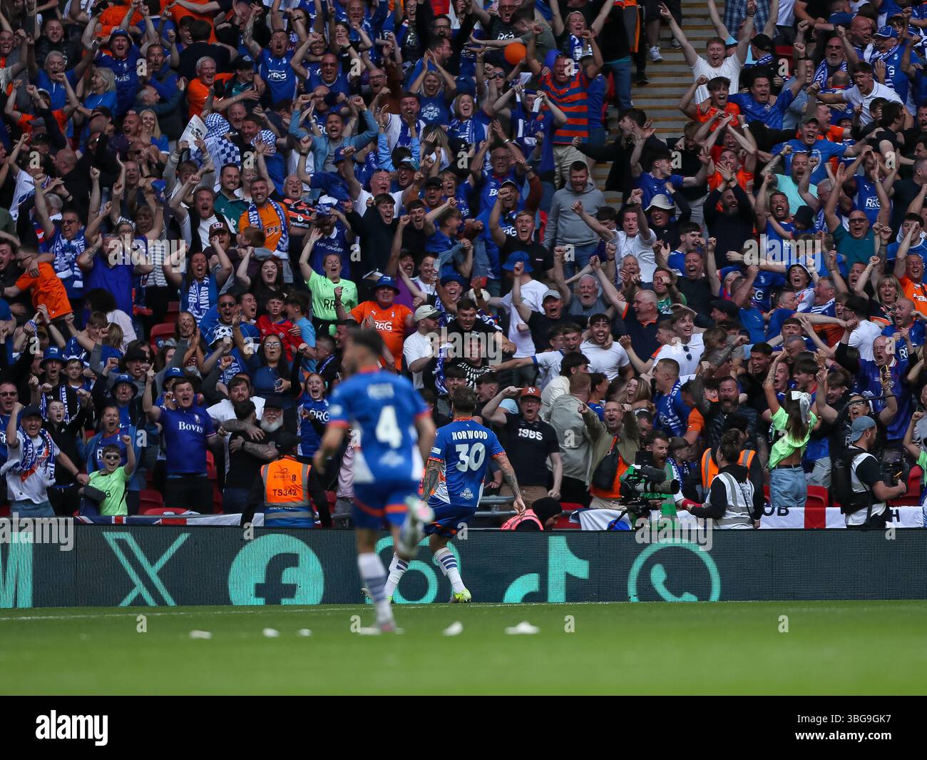 James Norwood von Oldham Athletic feiert das zweite Tor seines Teams und erzielte das Ergebnis 2-2 während des Vanarama National League Promotion Final Stockfoto