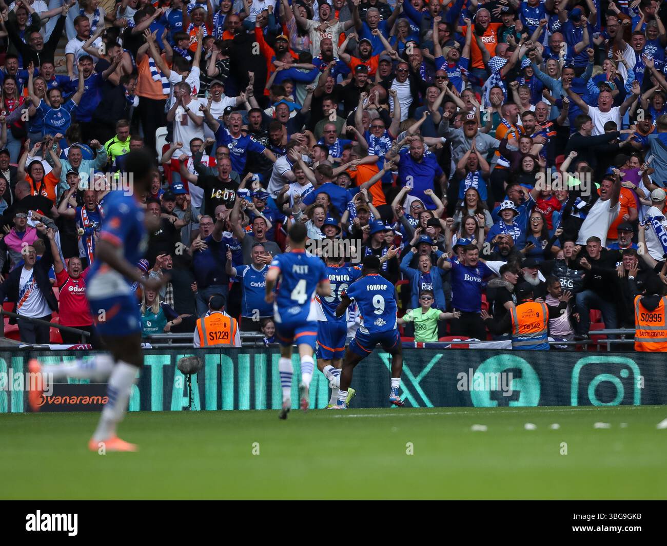 James Norwood von Oldham Athletic feiert das zweite Tor seines Teams und erzielte das Ergebnis 2-2 während des Vanarama National League Promotion Final Stockfoto