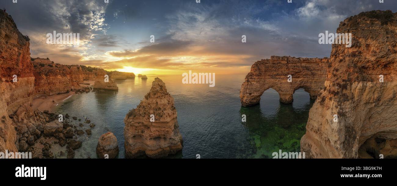Praia da Mesquita, portugiesische Küste in der Nähe der Stadt Lagos im Licht der aufgehenden Sonne Stockfoto