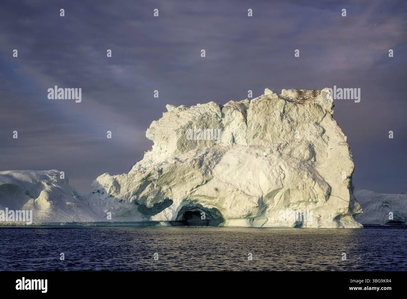 Riesige schwimmende Gletscher im Meer, beleuchtet von den Sonnenstrahlen Stockfoto