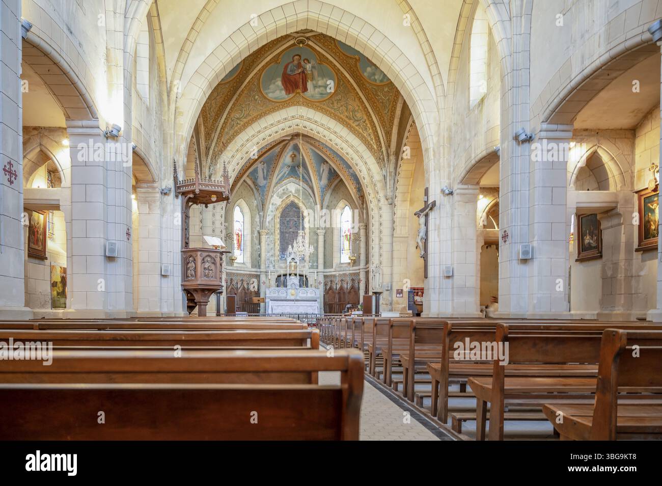 Das helle, breite Kirchenschiff und der halbkreisförmige Chor der Eglise Saint-Barthelemy, erbaut 1884-1886 im Stil des späten 19. Jahrhunderts nach Plänen b Stockfoto