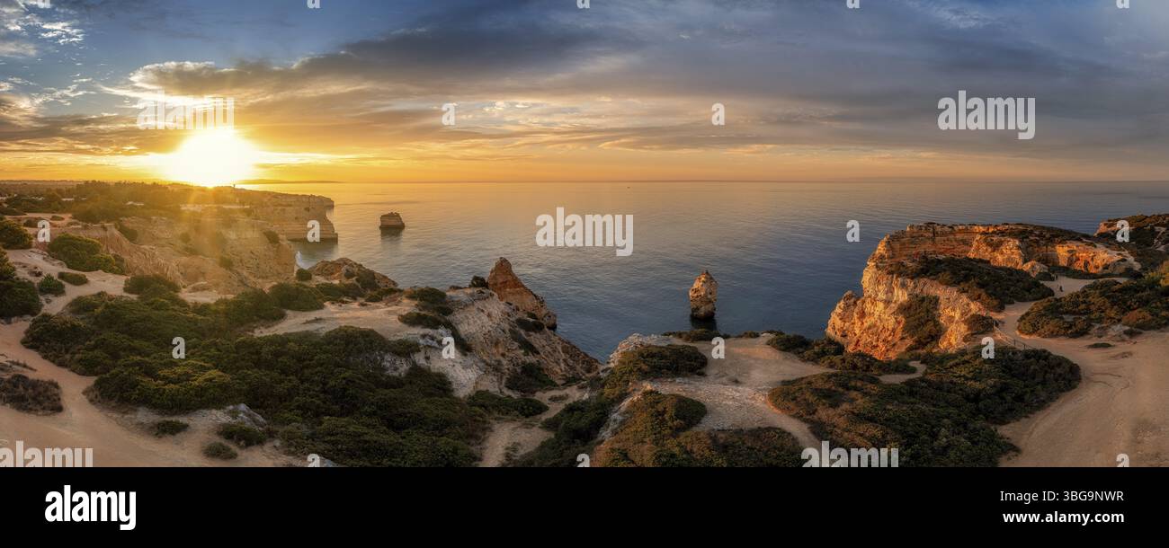 Praia da Mesquita, portugiesische Küste in der Nähe der Stadt Lagos im Licht der aufgehenden Sonne Stockfoto