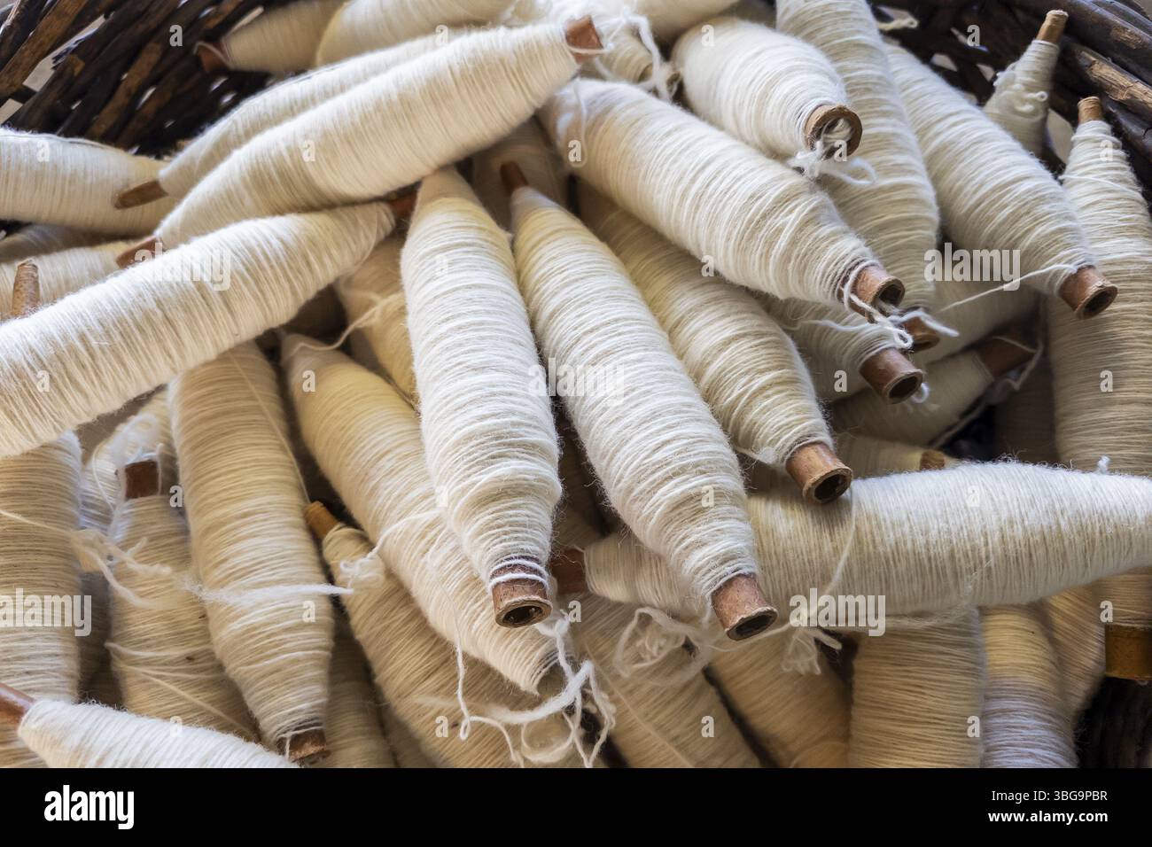 Garnspindeln, Spindeln, Bramsche, Niedersachsen, Deutschland, Nahaufnahme von weißen Garnspulen in einem Korb, Europa Stockfoto