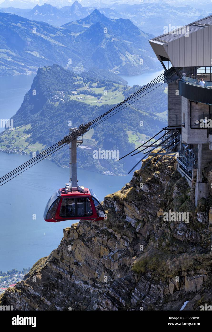 Seilbahnkabine, Drachenfahrt Seilbahn von Fraekmuentegg nach Pilatus, Eintritt zur Bergstation Pilatus Kulm, Stanser Horn hinter, Lucer See Stockfoto