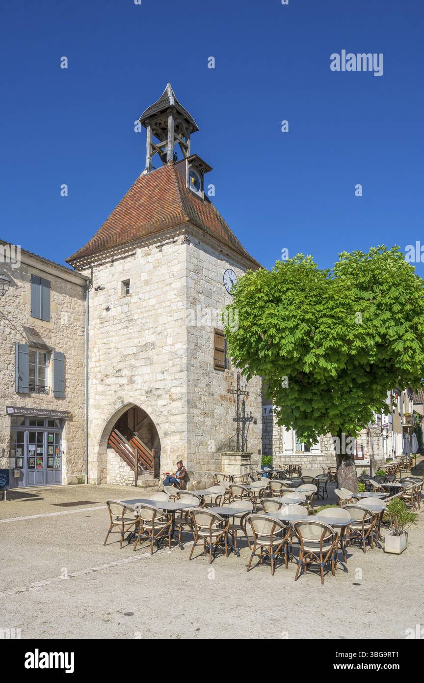 Südfranzösischer quadratischer Glockenturm von 1637 mit drei Stockwerken aus Kalksteinmauerwerk, zwei Spitzarkaden im Erdgeschoss, Pavillondach verrückt Stockfoto