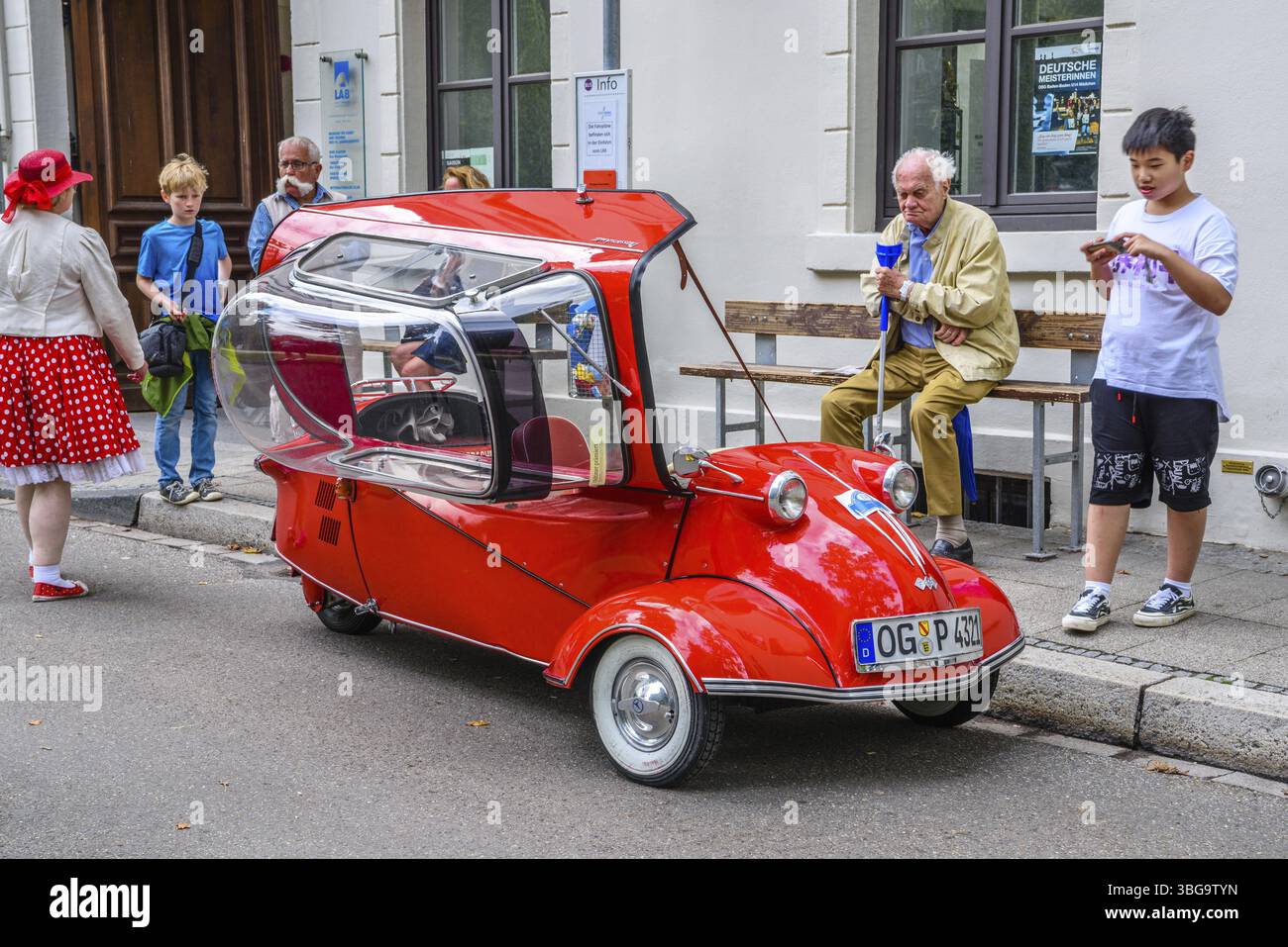 BADEN BADEN, Deutschland - JULI 2019: Red MESSERSCHMITT KR200 Kabinenroller 1955 1964 eröffnet, Oldtimer-Treffen im Kurgarten Stockfoto