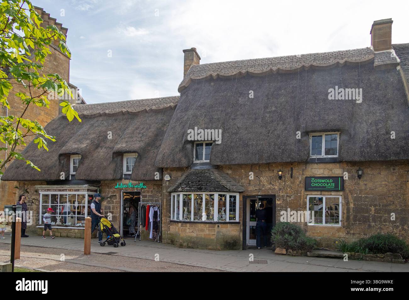 Honigfarbene Häuser, Cottages, strohgedeckte Häuser, High Street, Broadway, Worcestershire, Die Cotswolds, England, Großbritannien Stockfoto