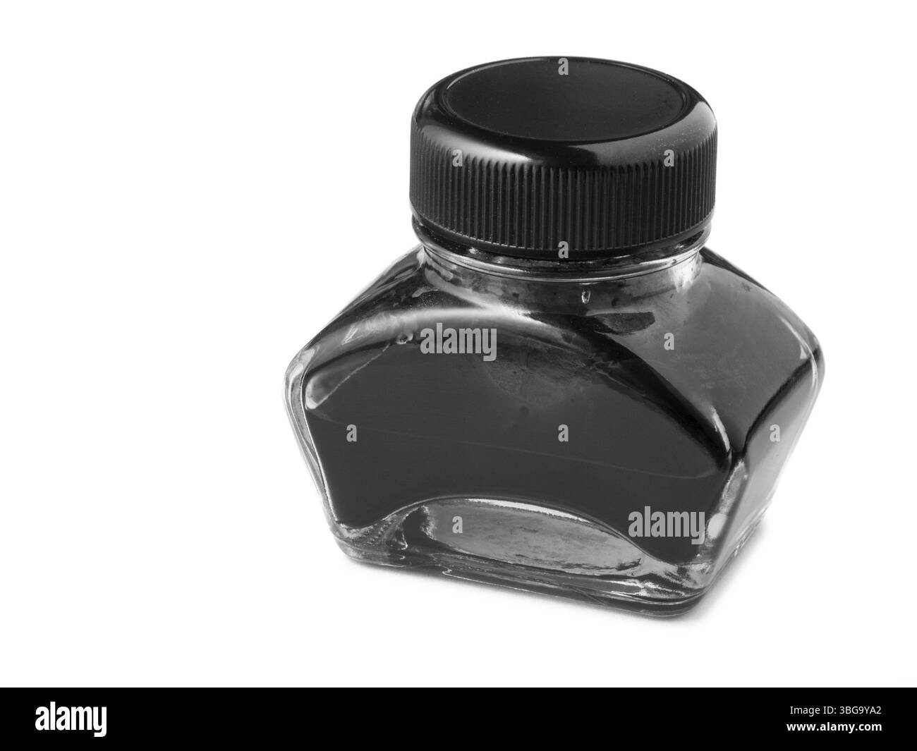 Nahaufnahme eines geschlossenen Tintenfass mit Schraubverschluss isoliert auf weiß mit hellen Tropfenschatten monochrom Stockfoto