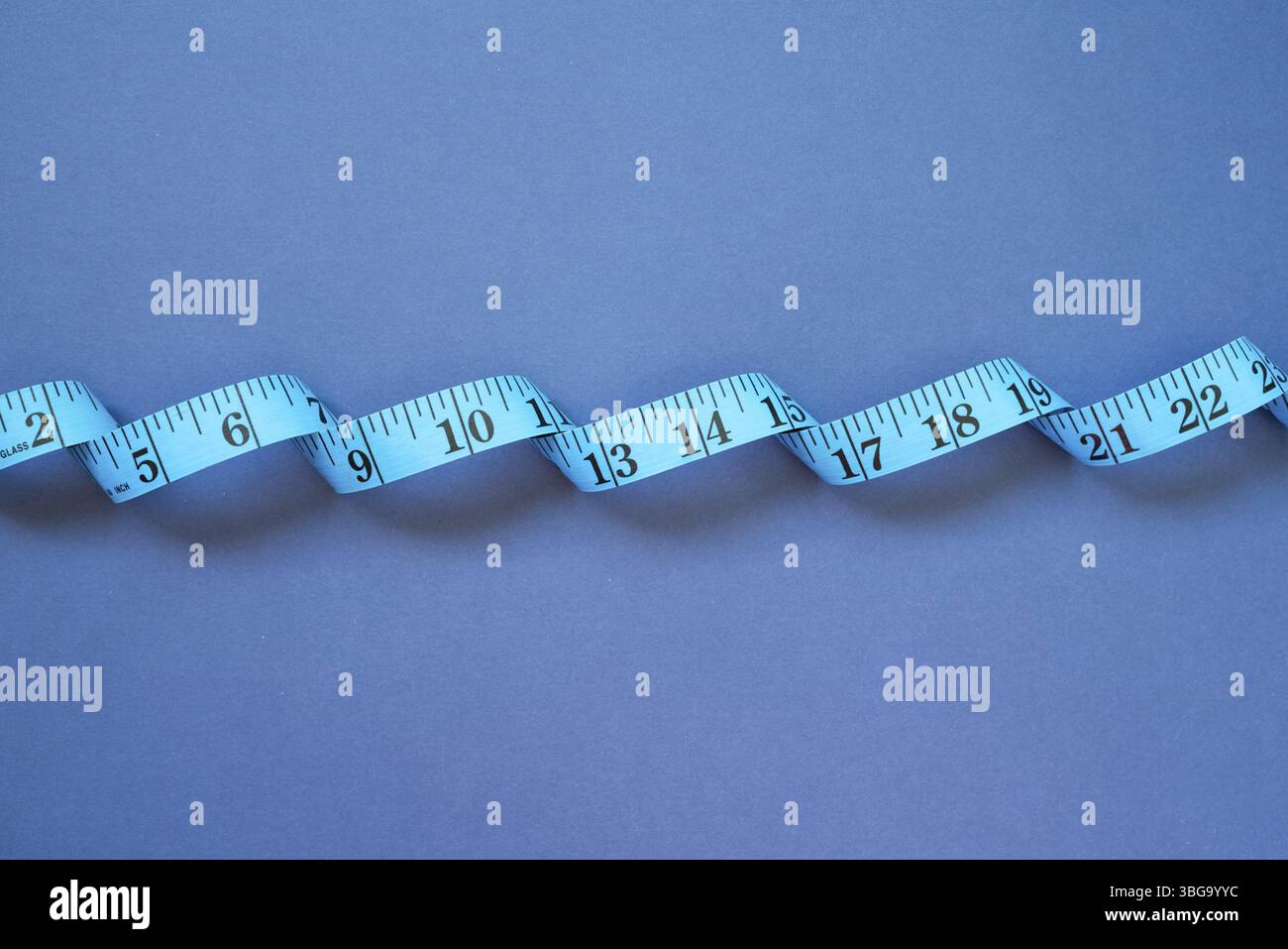 Maßband auf marineblauem Hintergrund. Draufsicht Stockfoto