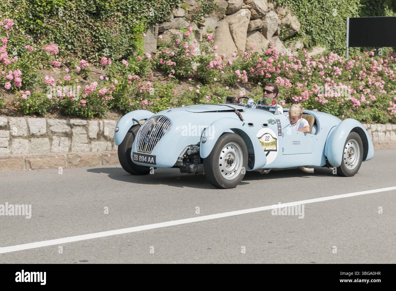 Seitenansicht des Healey Silverstone D 27-1 mit Startnummer 22, Baujahr 1949, 2443 ccm Hubraum, 106 ps von 4 Zylindern, auf dem Schenna-Straßenschlepper Stockfoto