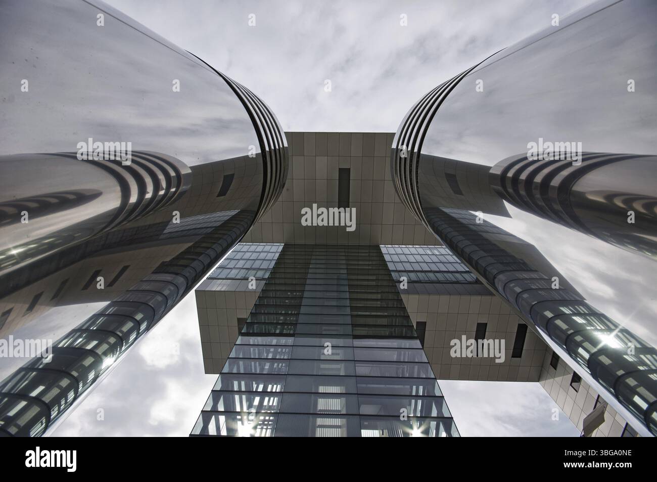 Reflektierende Lüftungstürme an einem Krangebäude in Köln, Deutschland, Europa Stockfoto