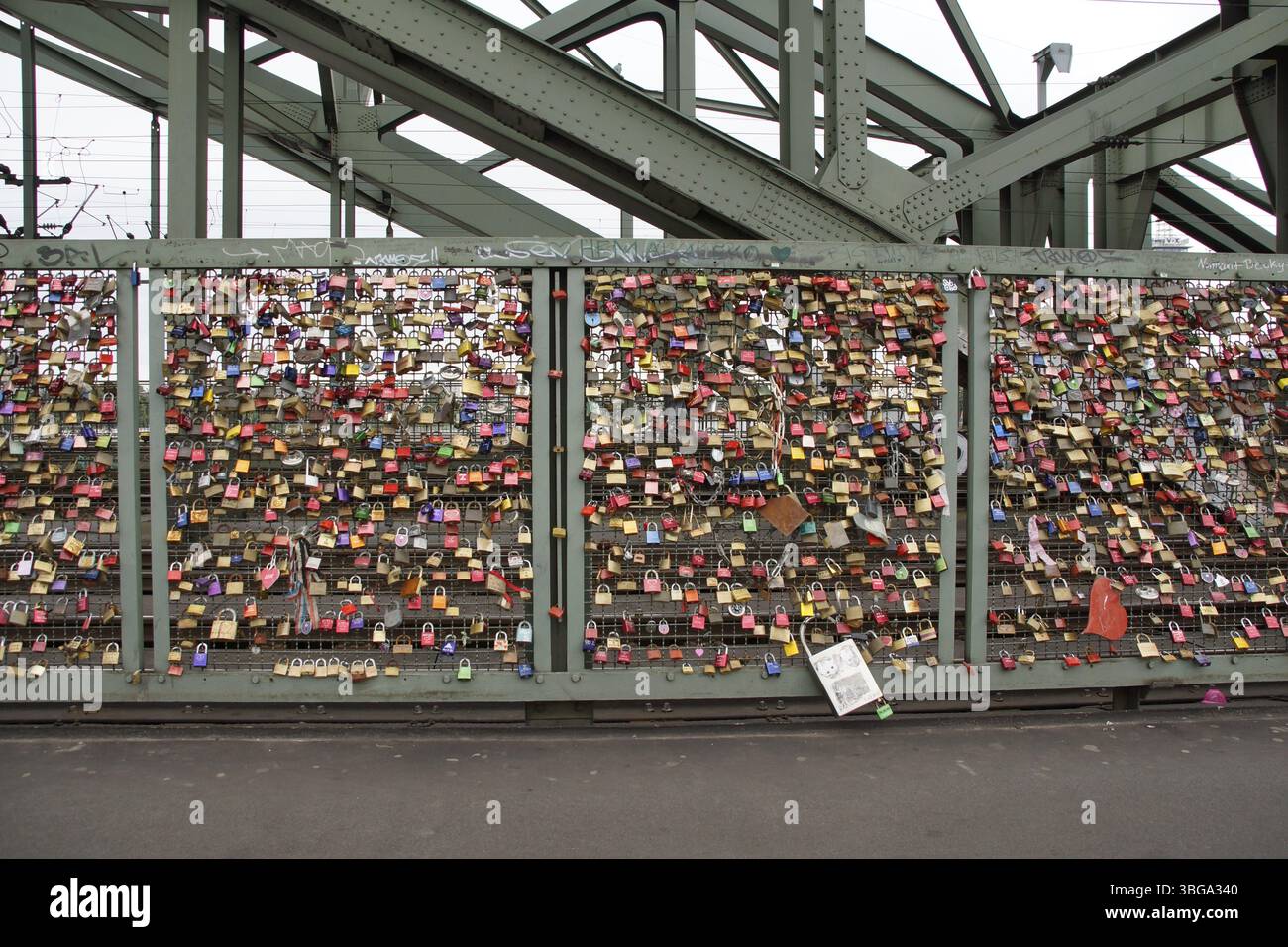 Liebesschlösser auf der Hohenzollernbrücke in Köln, Deutschland, Europa Stockfoto
