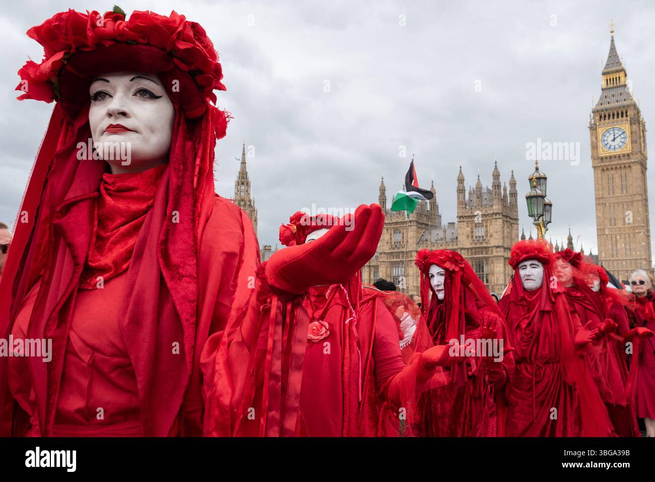 London, Großbritannien. 4. Juni 2025. Die Aktivistentruppe der Roten Rebellen-Brigade läuft über Westminster Bridget, schließt sich palästinensischen Anhängern an, die das Parlament umgeben und bildet eine "Rote Linie für Palästina", um die britische Regierung aufzufordern, Israels Krieg gegen Gaza nicht mehr zu unterstützen und stattdessen ein Waffenembargo und Sanktionen gegen Israel durchzusetzen. Die Veranstaltung erstreckte sich über Westminster und Lambeth Bridge, als Sir Keir Starmer Fragen des Premierministers im Unterhaus stellte. Quelle: Ron Fassbender/Alamy Live News Stockfoto