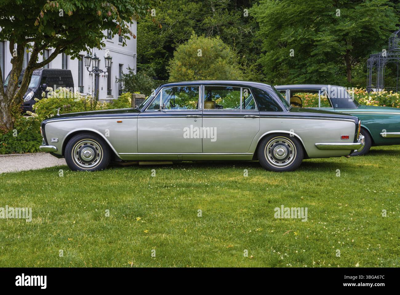 BADEN BADEN, Deutschland - JULI 2019: Schwarz silbergrau ROLLEN-ROYCE SILBERNE SCHATTEN Limousine 1965 1980, Oldtimer-Treffen im Kurgarten Stockfoto