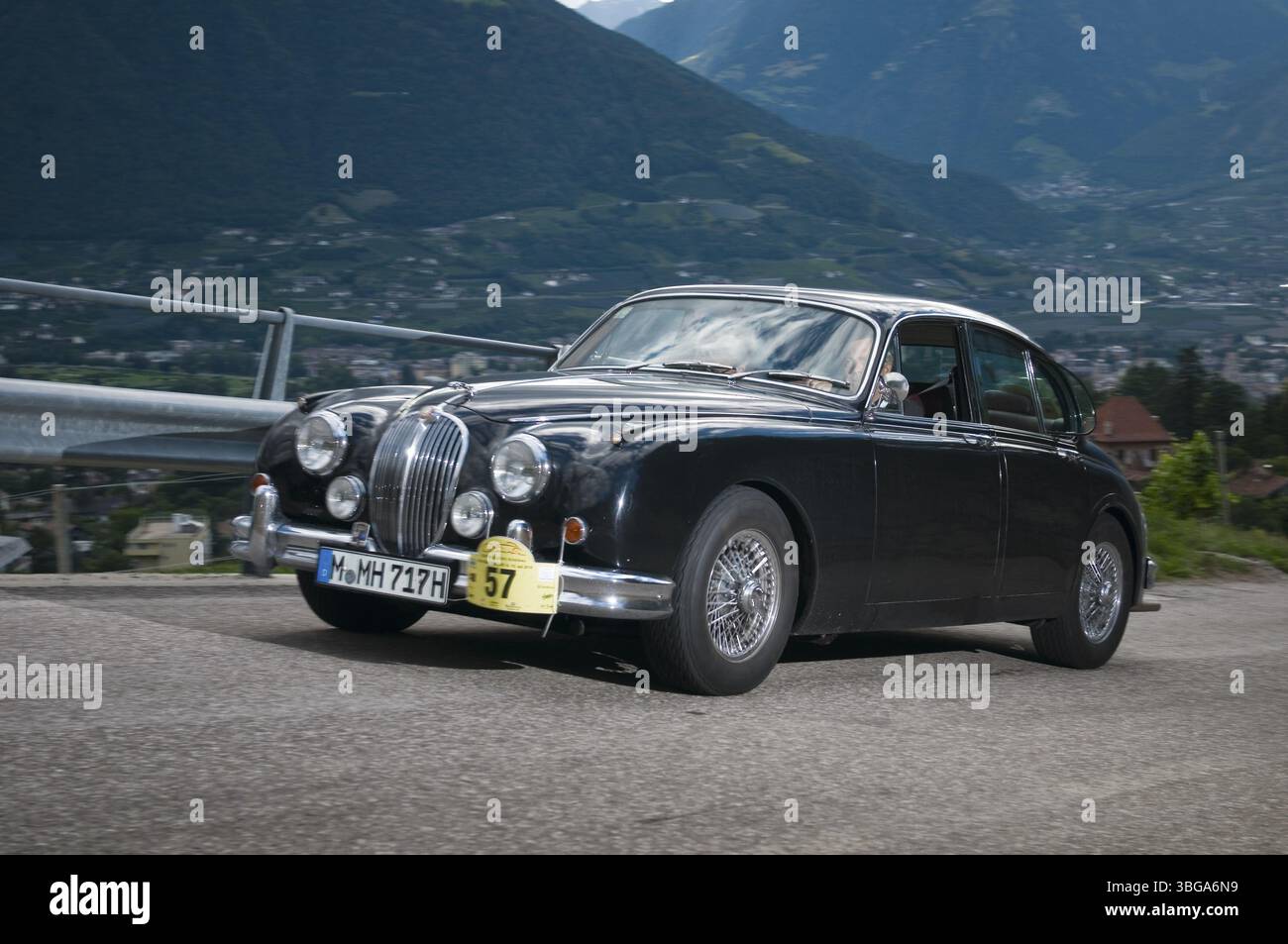 Oldtimerrallye Suedtirol-Classic in Schenna/Südtirol 2014, Jaguar MK 2 (Baujahr 1959) an der Labersstraße bergauf an der Abzweigung zum Landhaus We Stockfoto