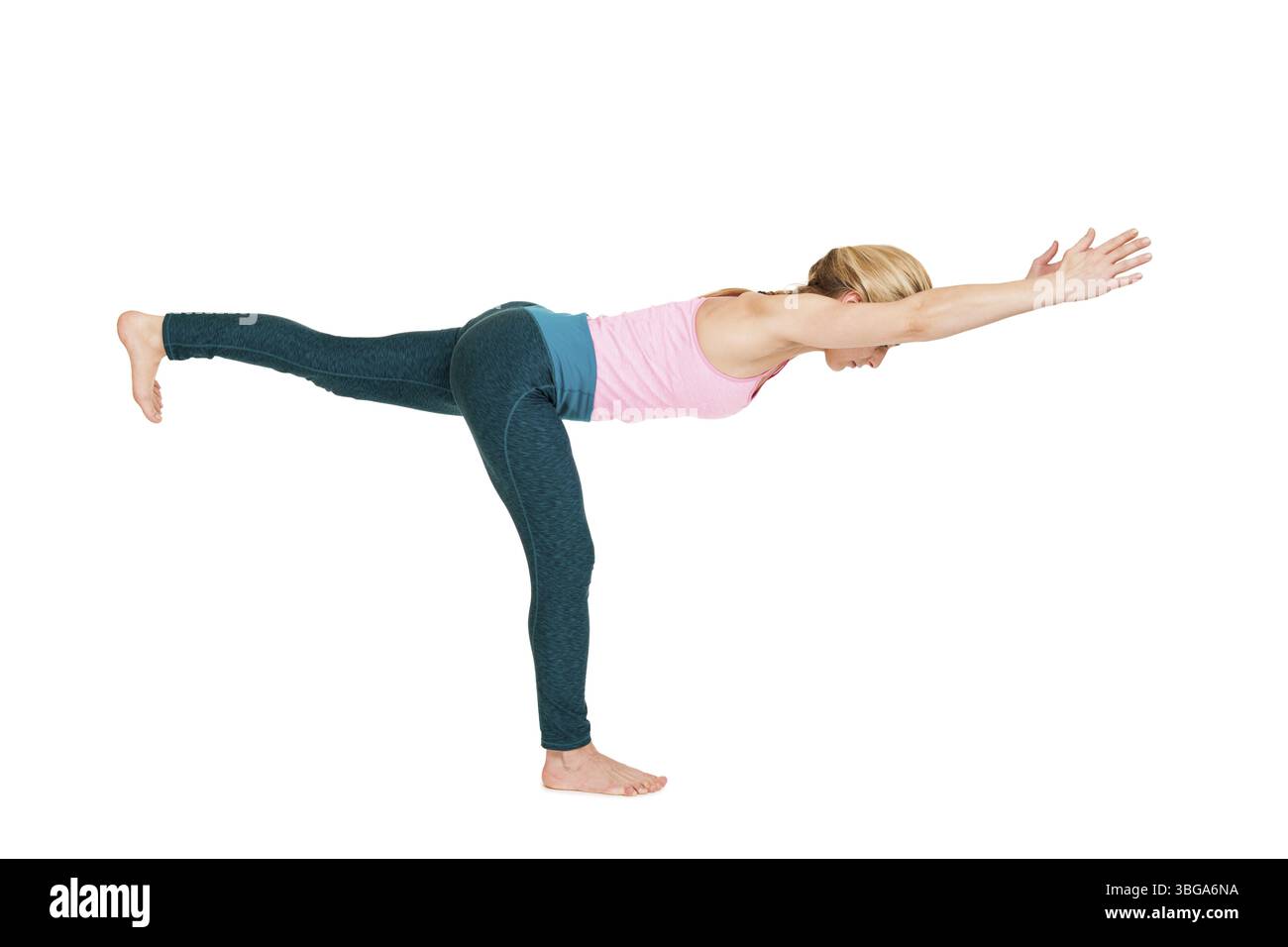 Seitliche Ganzkörperansicht einer jungen Frau bei der Krieger-3-Yoga-Übung (Virabhadrasana III) vor weißem Hintergrund mit hellem Schatten Stockfoto