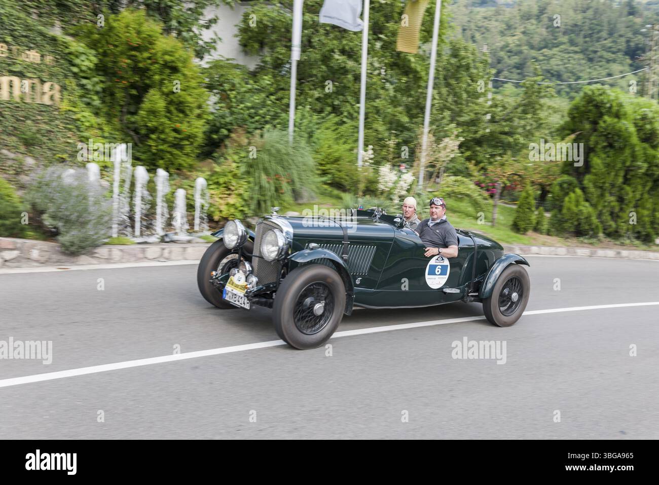 Seitenansicht des Bentley 4 1/4 Liter mit Startnummer 14, Baujahr 1937, 4257 ccm Hubraum, 110 ps von 6 Zylindern, auf der Schenna-Straße in Richtung schen Stockfoto