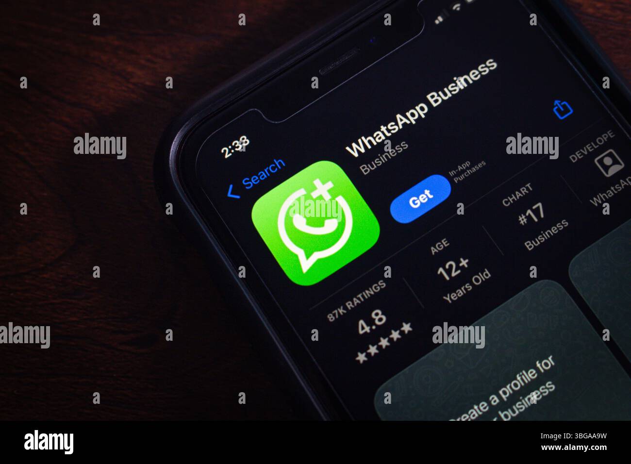 Mexiko-Stadt, MEXIKO - 13. Mai 2025 : Nahaufnahme eines Smartphones mit der App-Seite WhatsApp Business im App Store. Stockfoto
