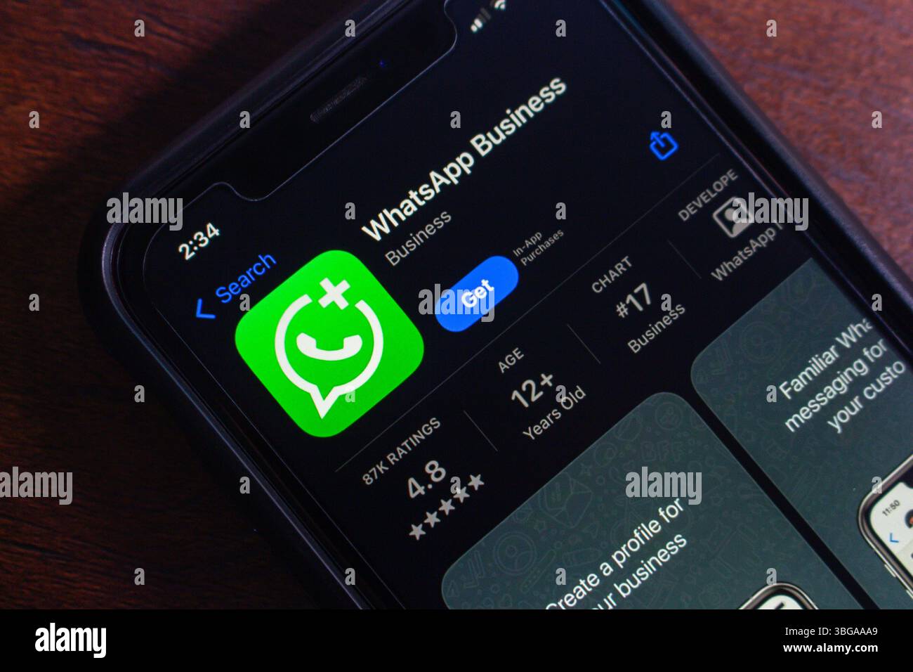 Mexiko-Stadt, MEXIKO - 13. Mai 2025: Smartphone zeigt die Download-Seite der WhatsApp Business App im iOS App Store an. Stockfoto
