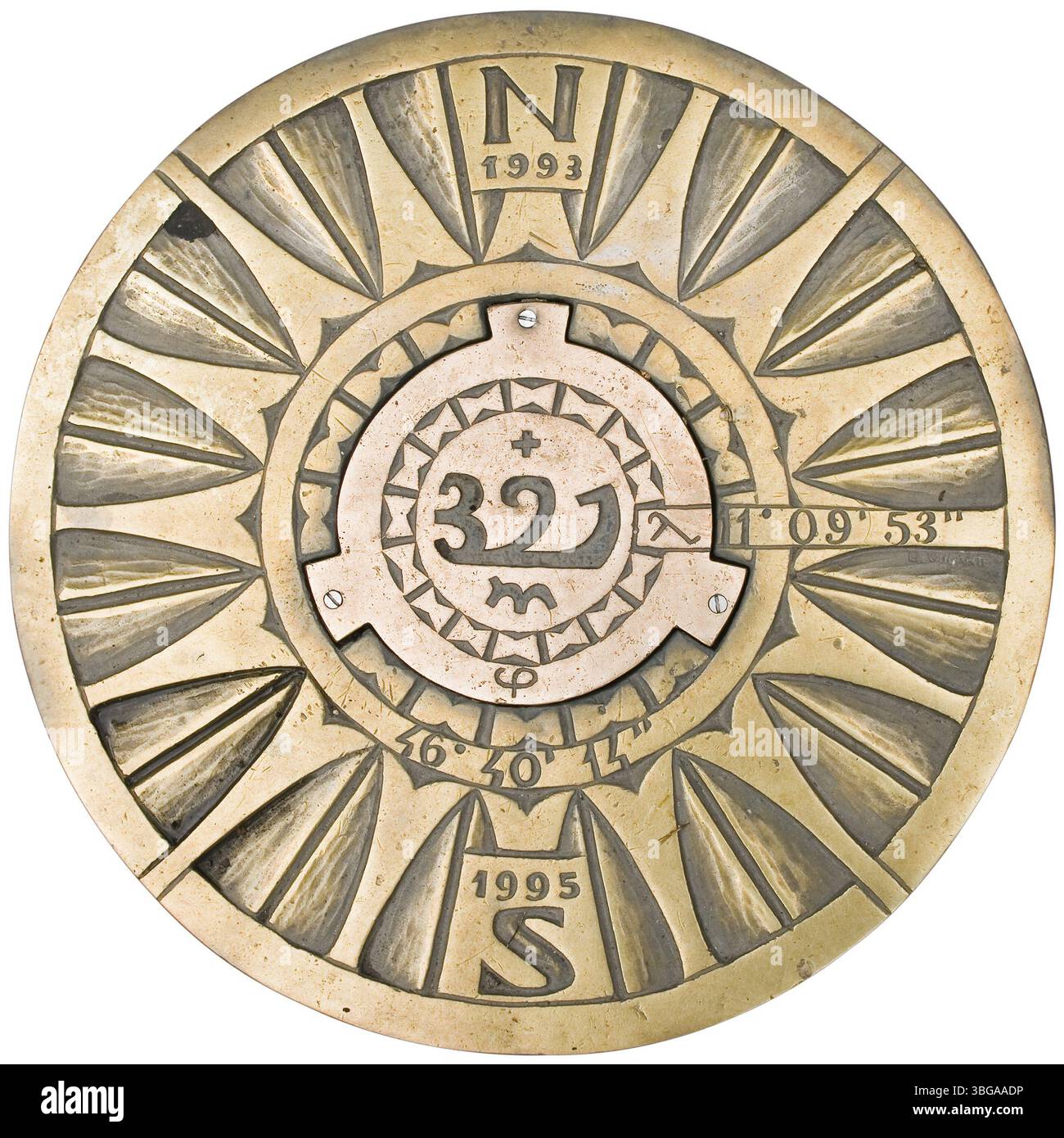 Isolierter Blick auf eine Mannlochabdeckung der Stadt Meran mit Wappen und Ornamenten auf weiß Stockfoto