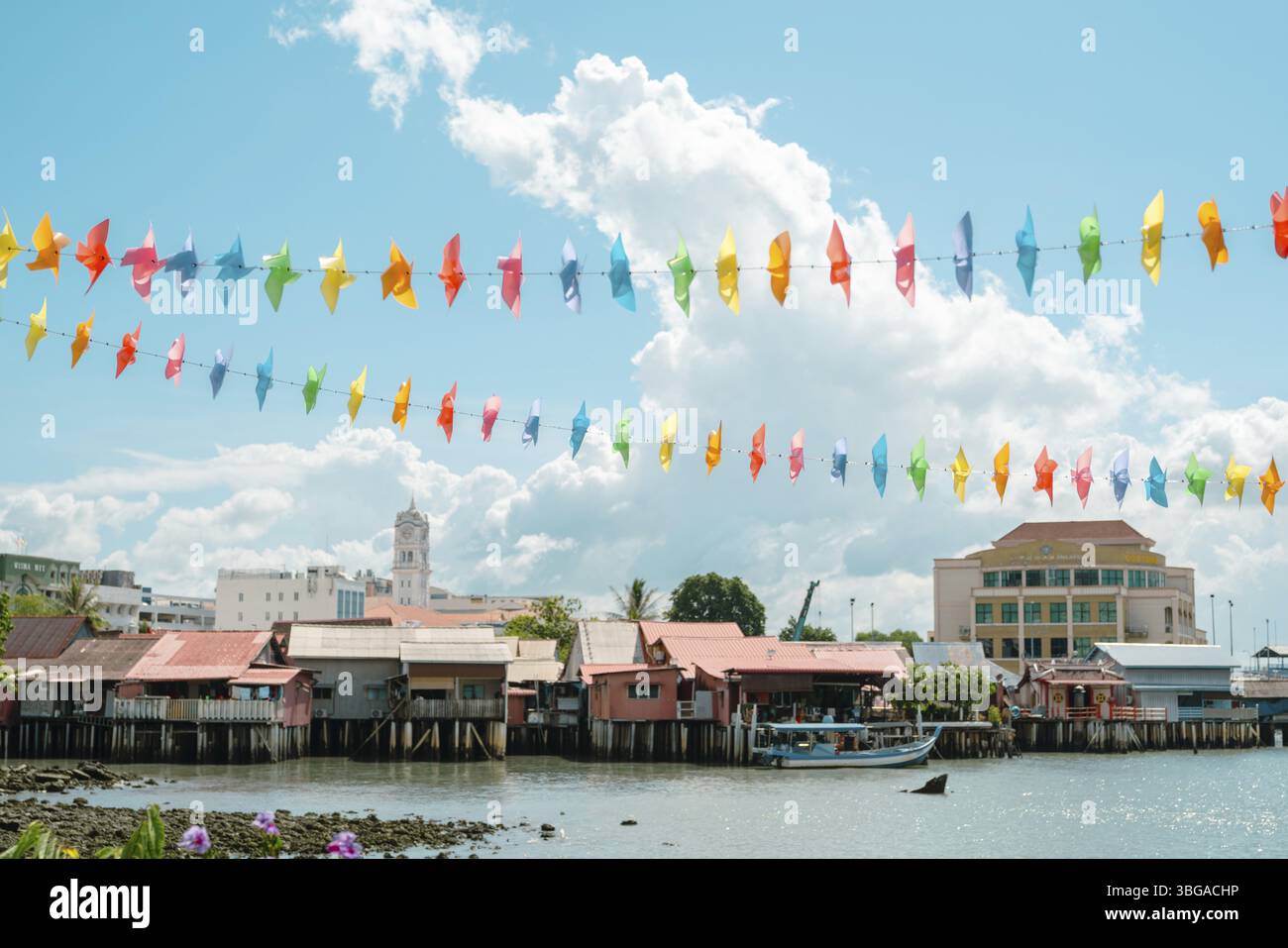 Schwimmendes Haus und Meereslandschaft ab Chew Jetty in Georgetown, Penang Island, Malaysia, Asien Stockfoto