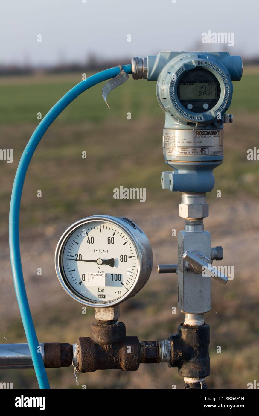 VINKOVCI, KROATIEN, 03.23.2025: Digitaler Drucksensor, der in verschiedenen Branchen zur Messung und Anzeige präziser atmosphärischer Druckwerte verwendet wird Stockfoto