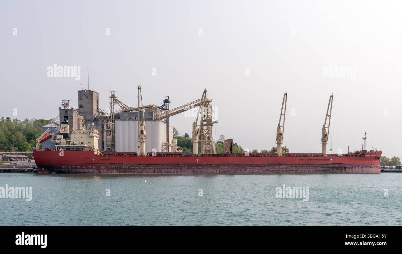 Der Hafen von Goderich ist der einzige Tiefwasserhafen am Ostufer des Huronsees. Etwa 250 Boote kommen jährlich an, viele zum Laden und Transportieren Stockfoto