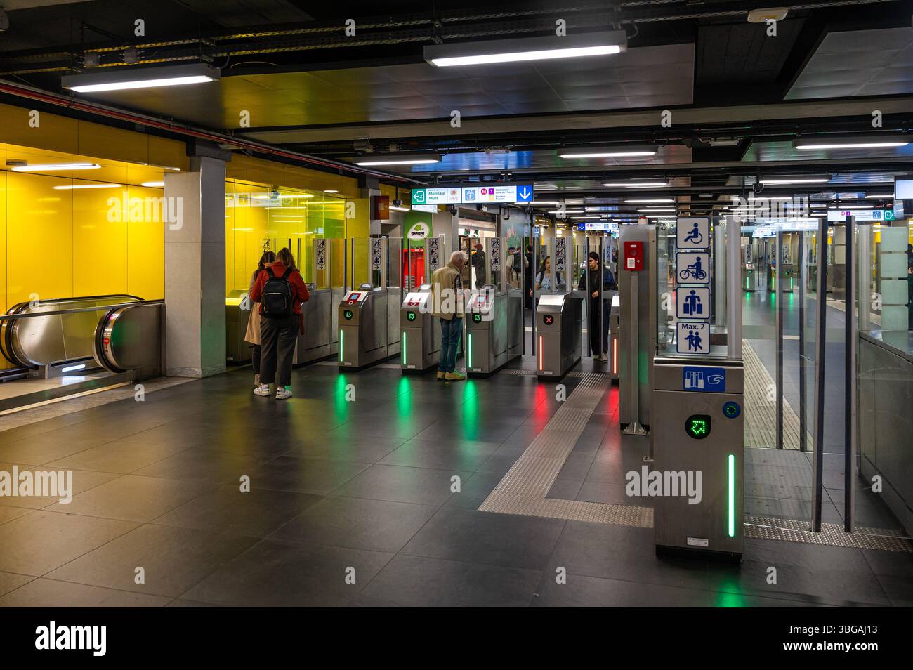 Ticketschalter für die Eingangskontrolle an der U-Bahn-Station de Brouckère im Stadtzentrum von Brüssel, Belgien, 2. Juni 2025 Stockfoto