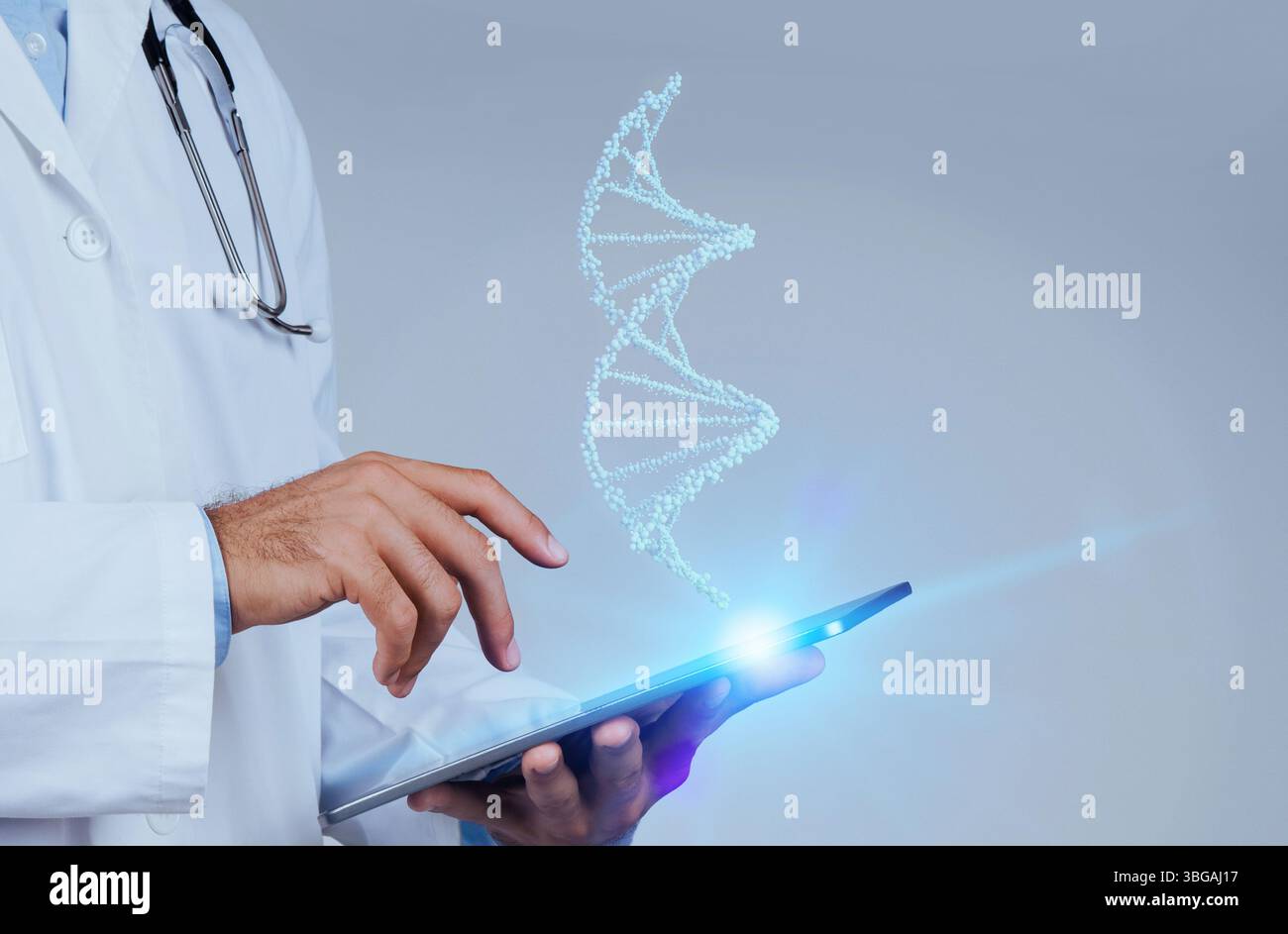 Nahaufnahme des engagierten Arztes verwendet CRISPR und Augmented Reality, um das blaue Leuchten virtueller menschlicher DNA zu entschlüsseln Stockfoto