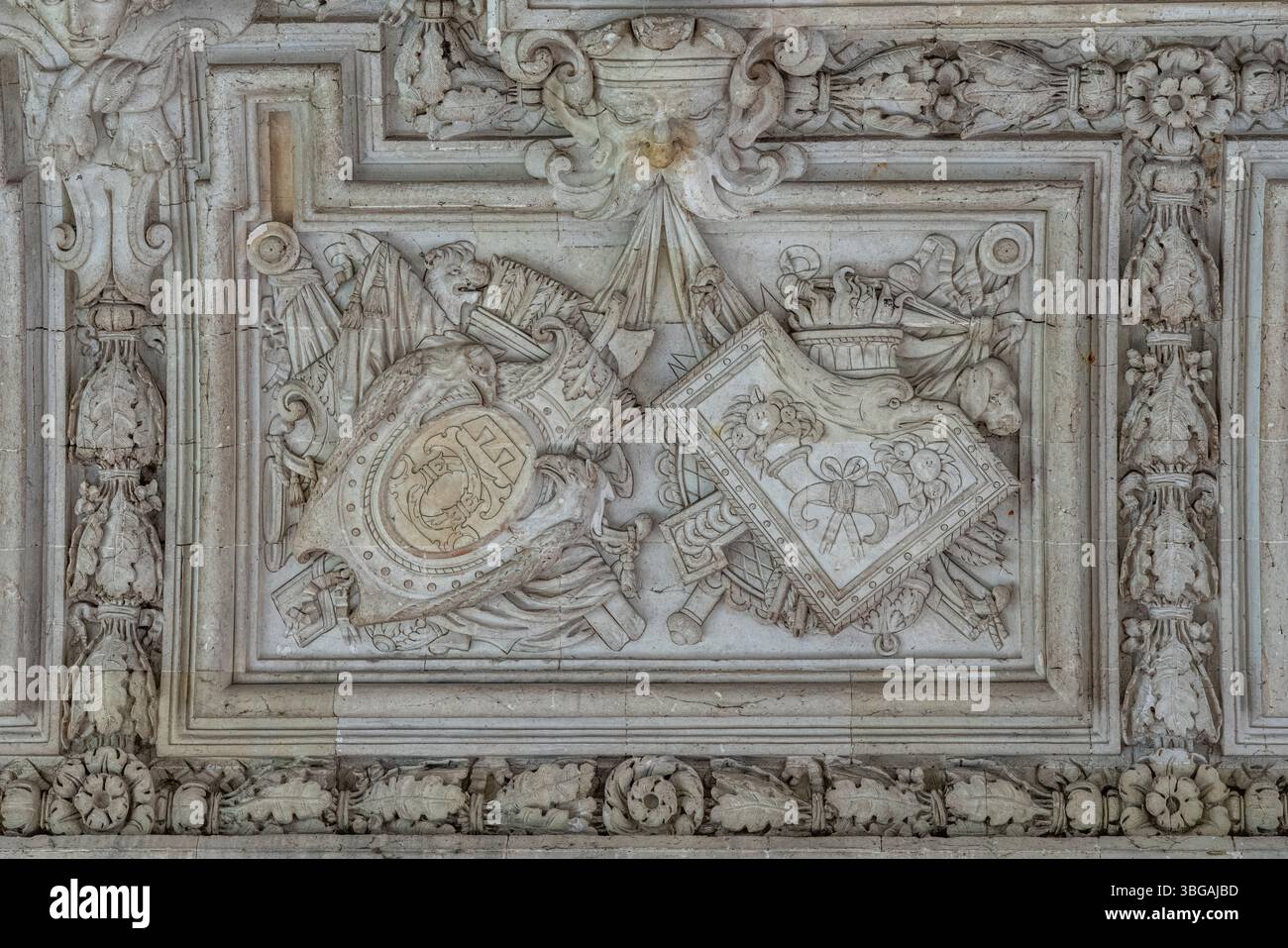 Die aufwändigen Reliefschnitzereien zeigen kunstvolle Kunst der Renaissance mit detaillierten mythologischen Figuren im Château de Blois. Stockfoto
