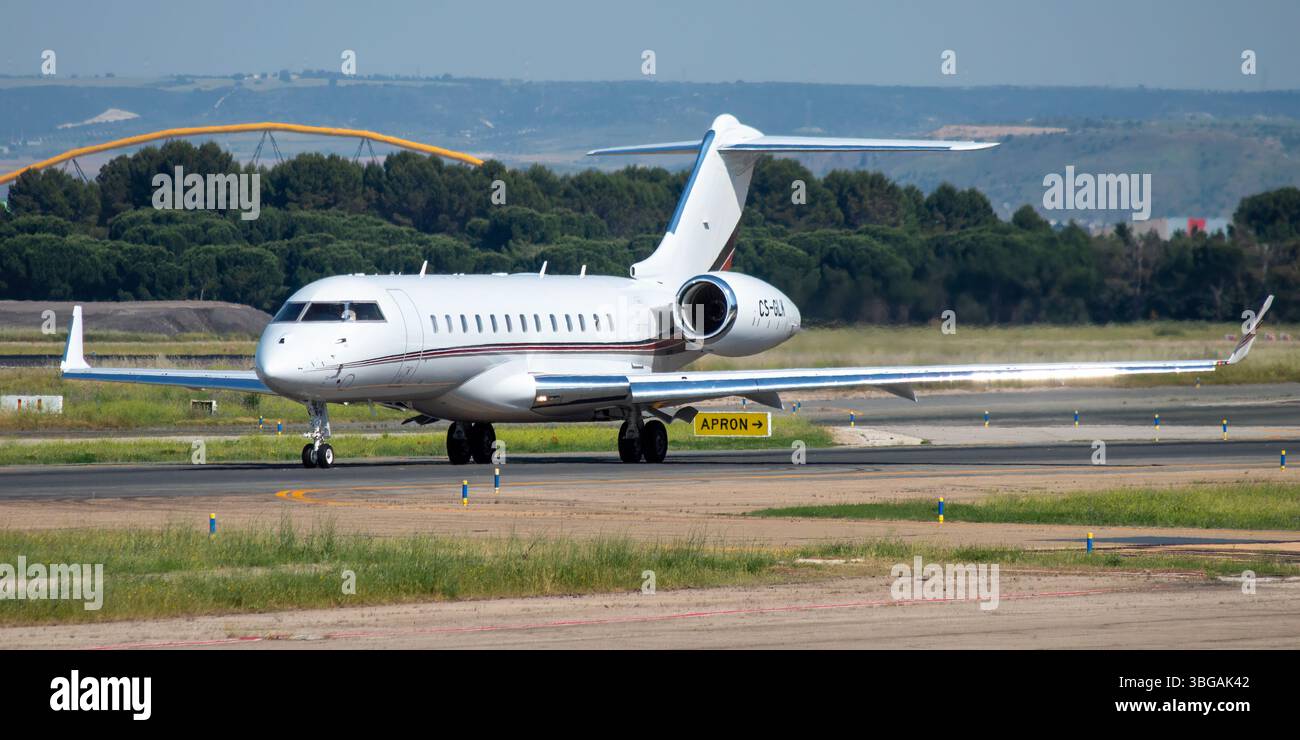 Avión ejecutivo Bombardier BD-700-1A10 Global 6000 de la Compañía NetJets Europe en el aeropuerto de Madrid Barajas con matrícula CS-GLK. Stockfoto