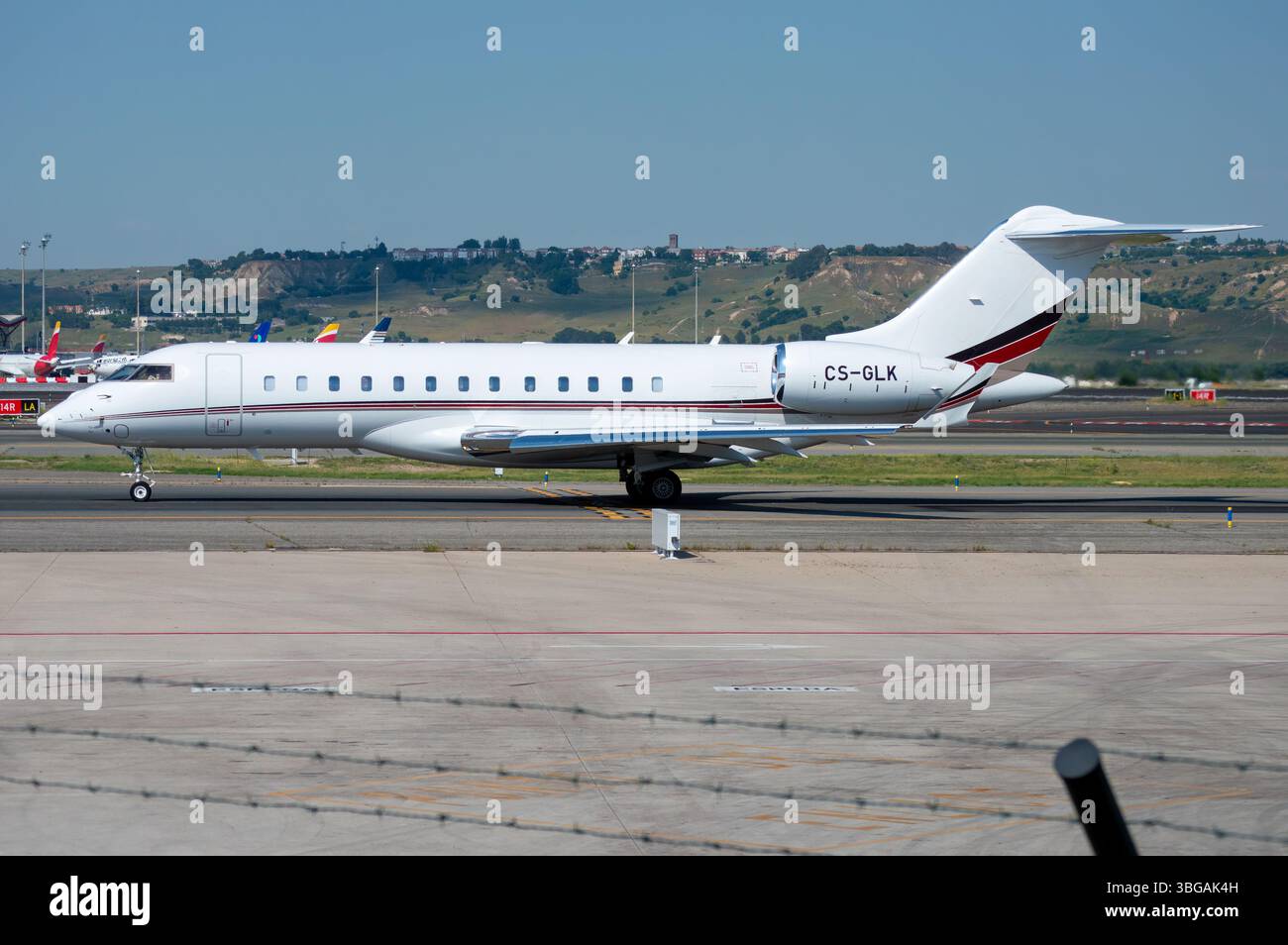 Avión ejecutivo Bombardier BD-700-1A10 Global 6000 de la Compañía NetJets Europe en el aeropuerto de Madrid Barajas con matrícula CS-GLK. Stockfoto
