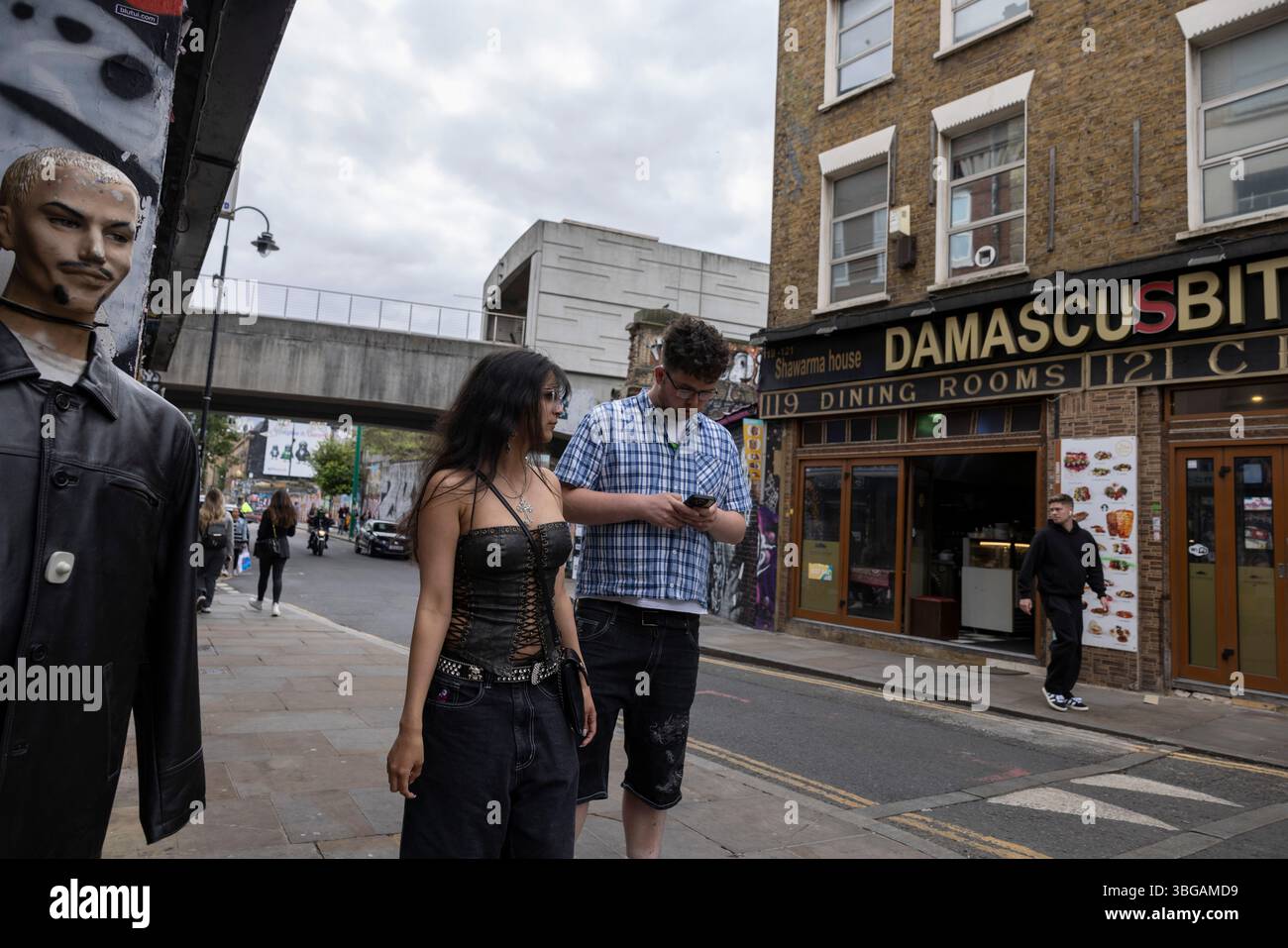 Brick Lane, im angesagten Londoner East End, pulsierende Street Art, Vintage-Läden und vielfältige Gastronomie und historische Bedeutung, England, Großbritannien Stockfoto
