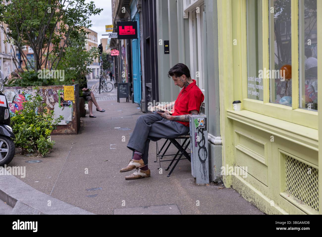 Cheshire Street Nr Brick Lane, im angesagten Londoner East End, pulsierende Straßenkunst, Vintage-Läden und vielfältige Gastronomie und historische Bedeutung, England Stockfoto