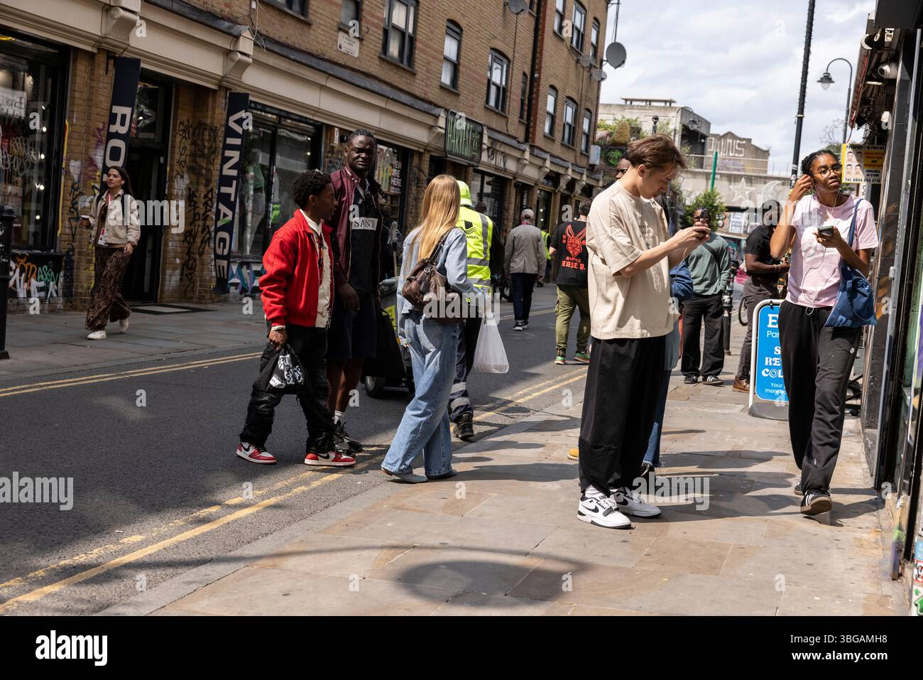 Brick Lane, im angesagten Londoner East End, pulsierende Street Art, Vintage-Läden und vielfältige Gastronomie und historische Bedeutung, England, Großbritannien Stockfoto