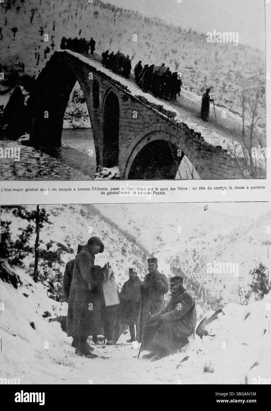 Die historische Seite des L'Illustration Magazins 1916 zeigt den tragischen Rückzug der serbischen Armee. Ein Bild zeigt die Kavallerie in Albanien, die den Fluss Devoli überquert; das andere zeigt Soldaten, die während des erschütternden Winterrückzugs durch den tiefen Schnee in Montenegro in der Nähe von Andrijevica stolpern. Zehntausende serbische Soldaten und Zivilisten starben an Kälte, Hunger und Erschöpfung, als sie versuchten, dem Vormarsch der Mittelmächte zu entkommen. Stockfoto