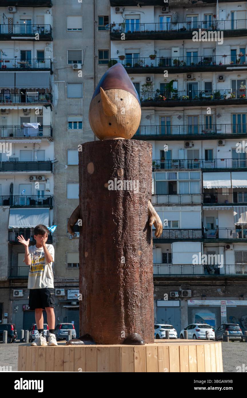 Das Kunstwerk „Oh“ von Marcello Jori, das Pinocchio repräsentiert und auf der Piazza Mercato - Neapel installiert wurde Stockfoto