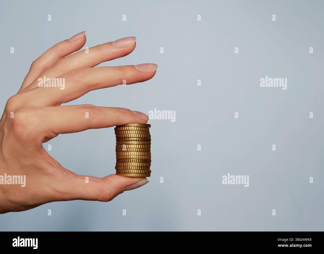 Ein Stapel Münzen in der Hand einer Frau. Hintergrundbanner mit Kopierraum für Text. Stockfoto