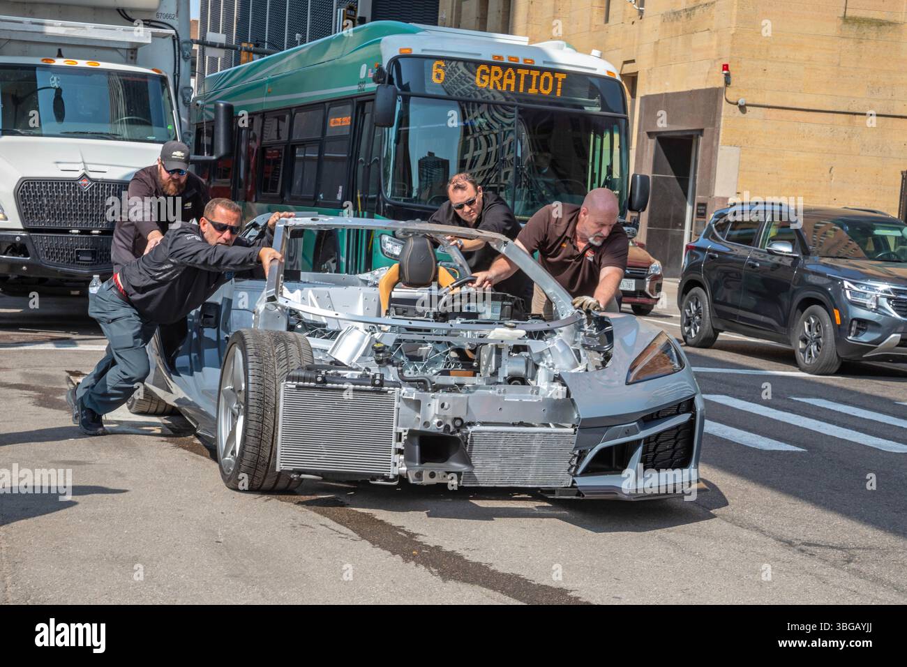 Detroit, Michigan: Nach dem Grand Prix von Detroit fahren die Arbeiter einen Rennwagen. Dieser Wagen war teilweise für die öffentliche Besichtigung demontiert worden. Stockfoto