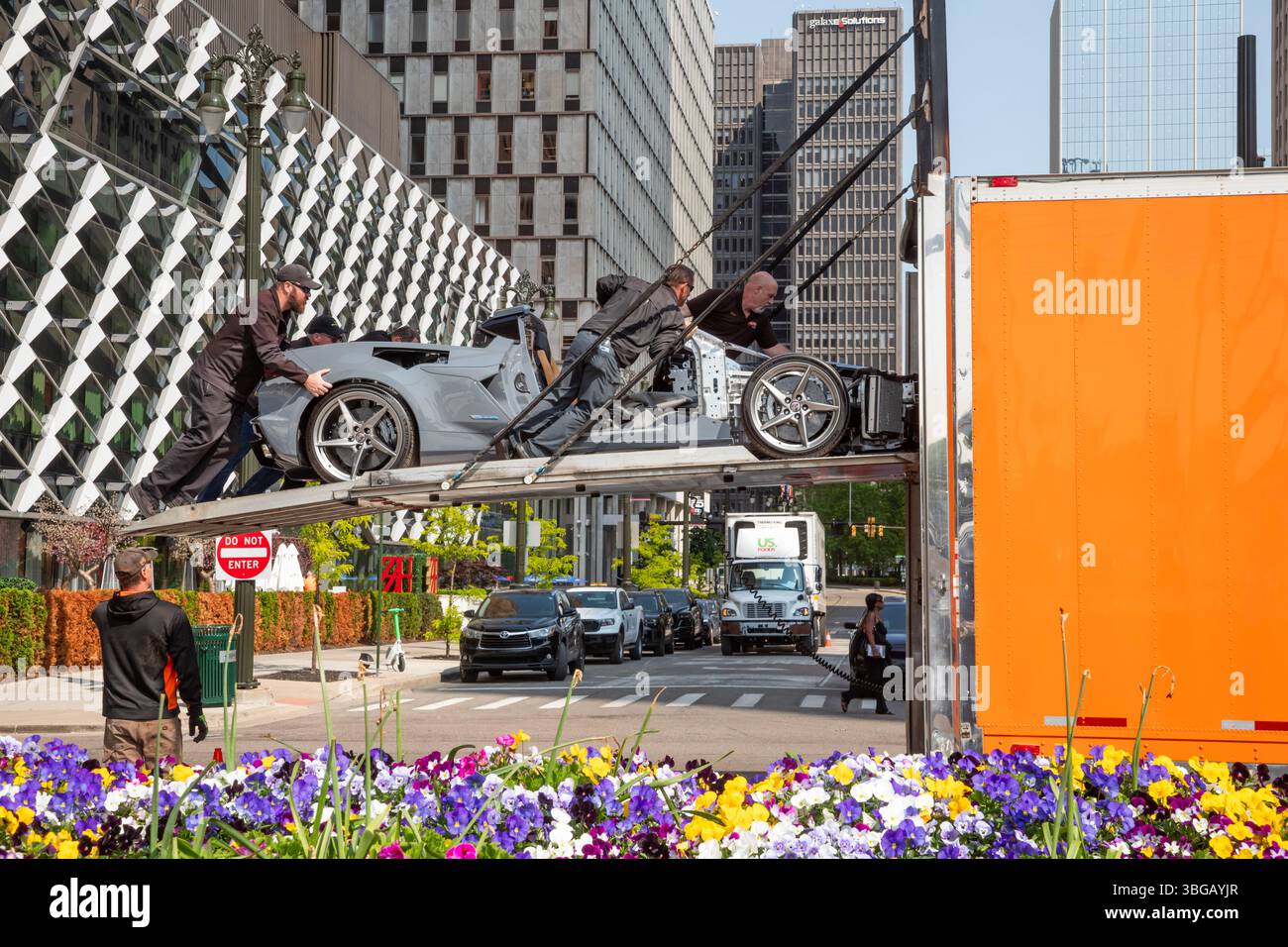 Detroit, Michigan: Nach dem Grand Prix von Detroit laden die Arbeiter einen Rennwagen auf einen Lkw. Dieser Wagen war teilweise für die öffentliche Besichtigung demontiert worden. Stockfoto