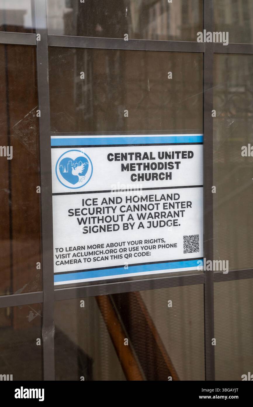 Detroit, Michigan - Ein Schild an der Tür der Central United Methodist Church verbietet die Einreise von Einwanderungsbeamten ohne unterzeichneten Haftbefehl. Die Kehrtwende Stockfoto