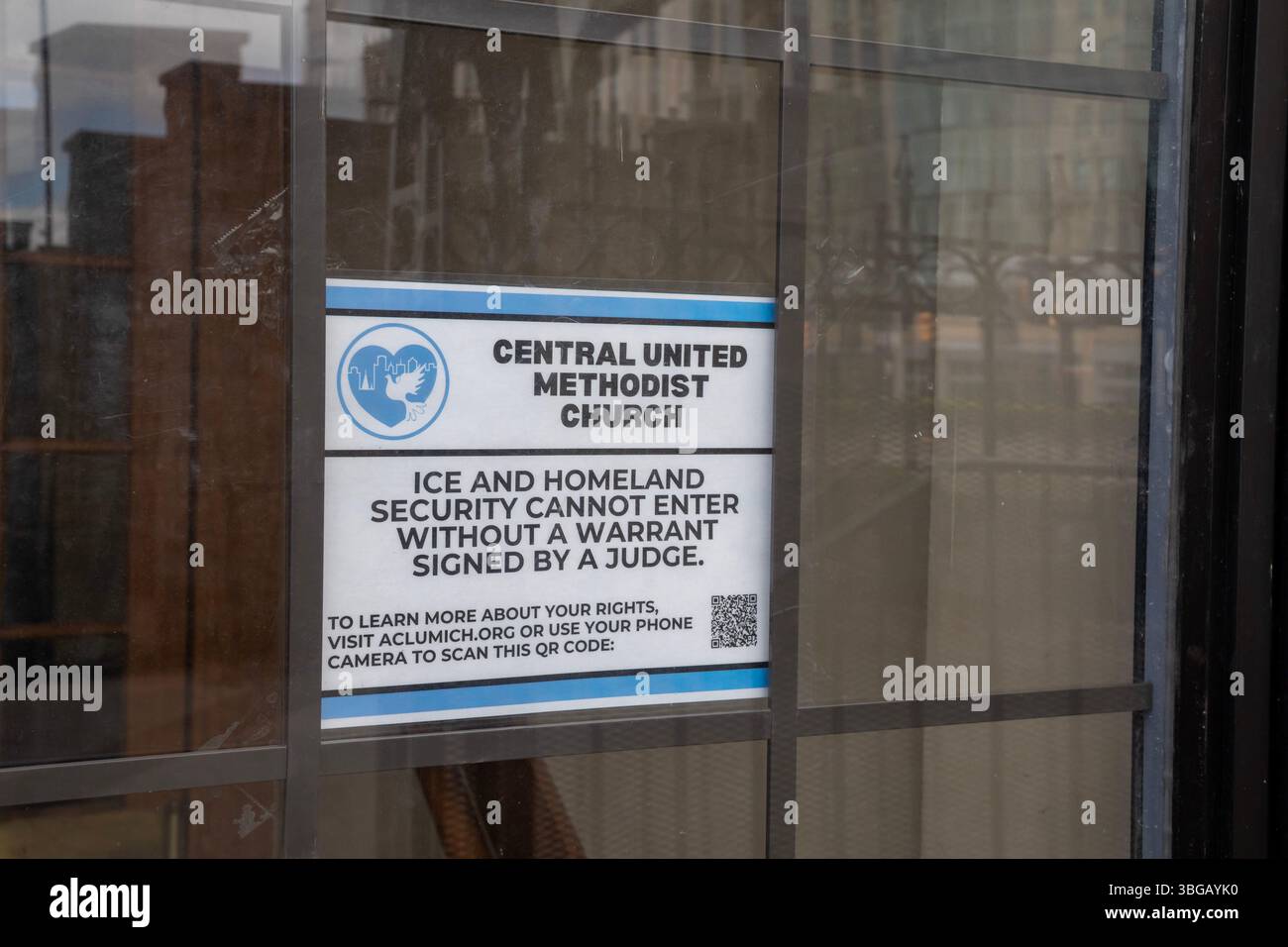 Detroit, Michigan - Ein Schild an der Tür der Central United Methodist Church verbietet die Einreise von Einwanderungsbeamten ohne unterzeichneten Haftbefehl. Die Kehrtwende Stockfoto