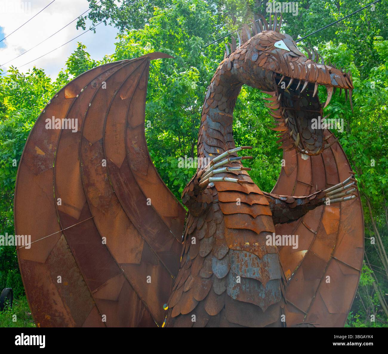 Taylor, Michigan - Ein Metalldrache, erschaffen vom Künstler Keith Coleman, dessen Firma Weld Art. Ist Stockfoto