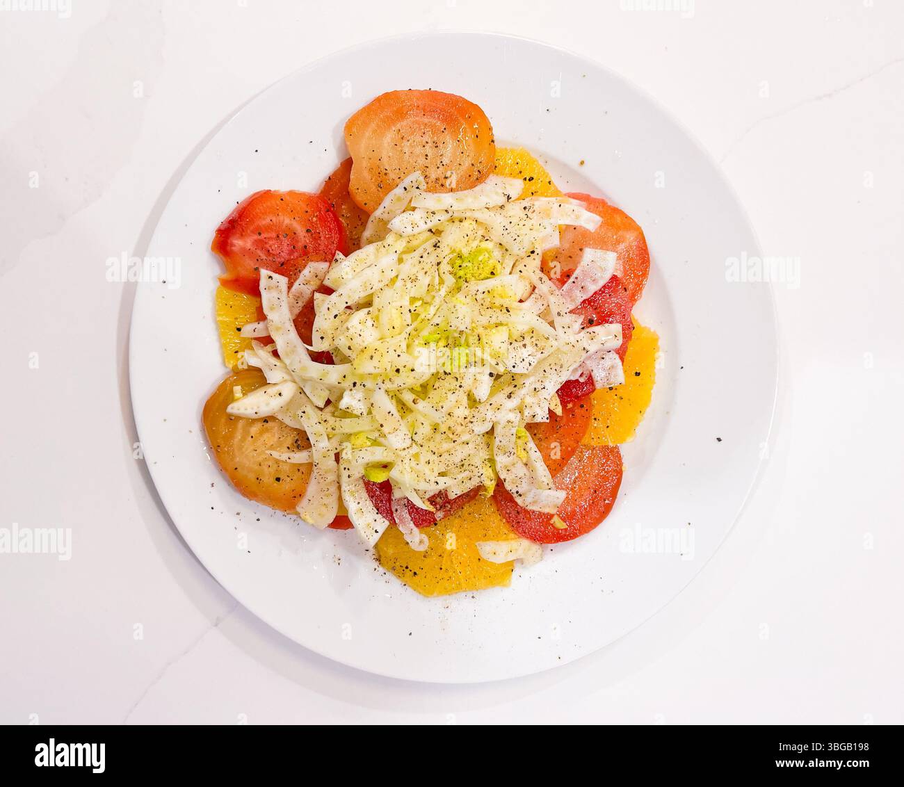 Salat mit Orangen- und Zuckerrohr-Rüben-Scheiben mit gehobeltem Fenchel und Pfeffer. Stockfoto