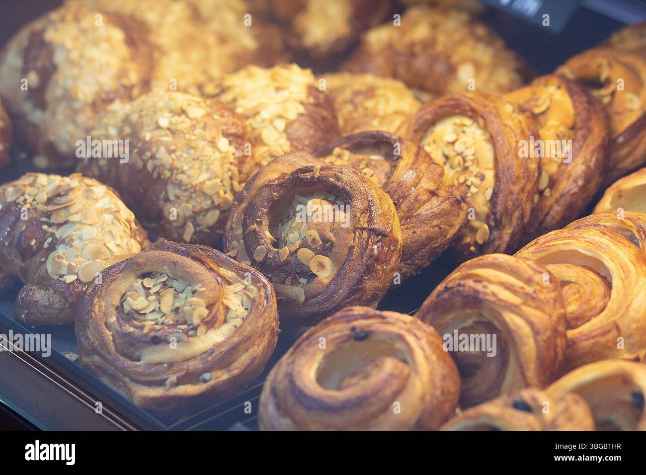 Köstliches Gebäck an einem Bäckereifenster. Essen Stockfoto