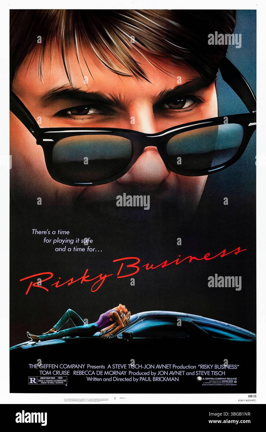 Risk Business (1983) von Paul Brickman mit Tom Cruise, Rebecca de Mornay und Bronson Pinchot. Ein heterosexueller Teenager verwandelt sein Haus in ein Bordell für ein wildes Wochenende und riskiert alles für einen Geschmack von Freiheit und Glück. Foto eines Original-Posters aus einem Blatt in den USA, das NUR ZUR REDAKTIONELLEN VERWENDUNG VON Drew Struzan VERWENDET WIRD. Quelle: BFA / Warner Bros Stockfoto