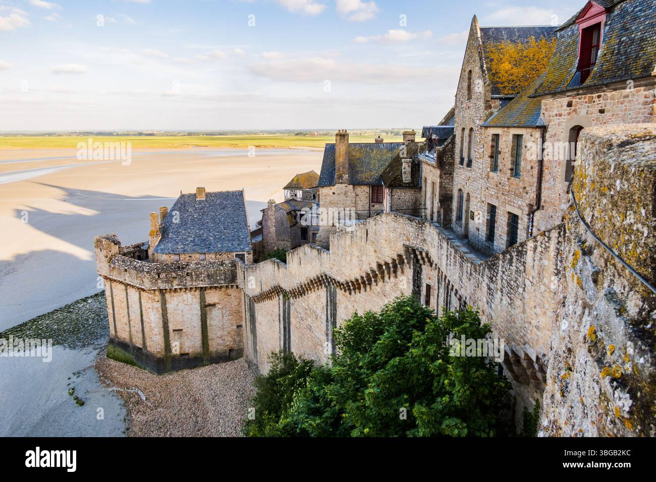 Mont-Saint-Michel, Tour-Boucle und seine Eckbastion entlang der Stadtmauer. Die meistbesuchte Touristenattraktion, Manche, Normandie, Frankreich Stockfoto
