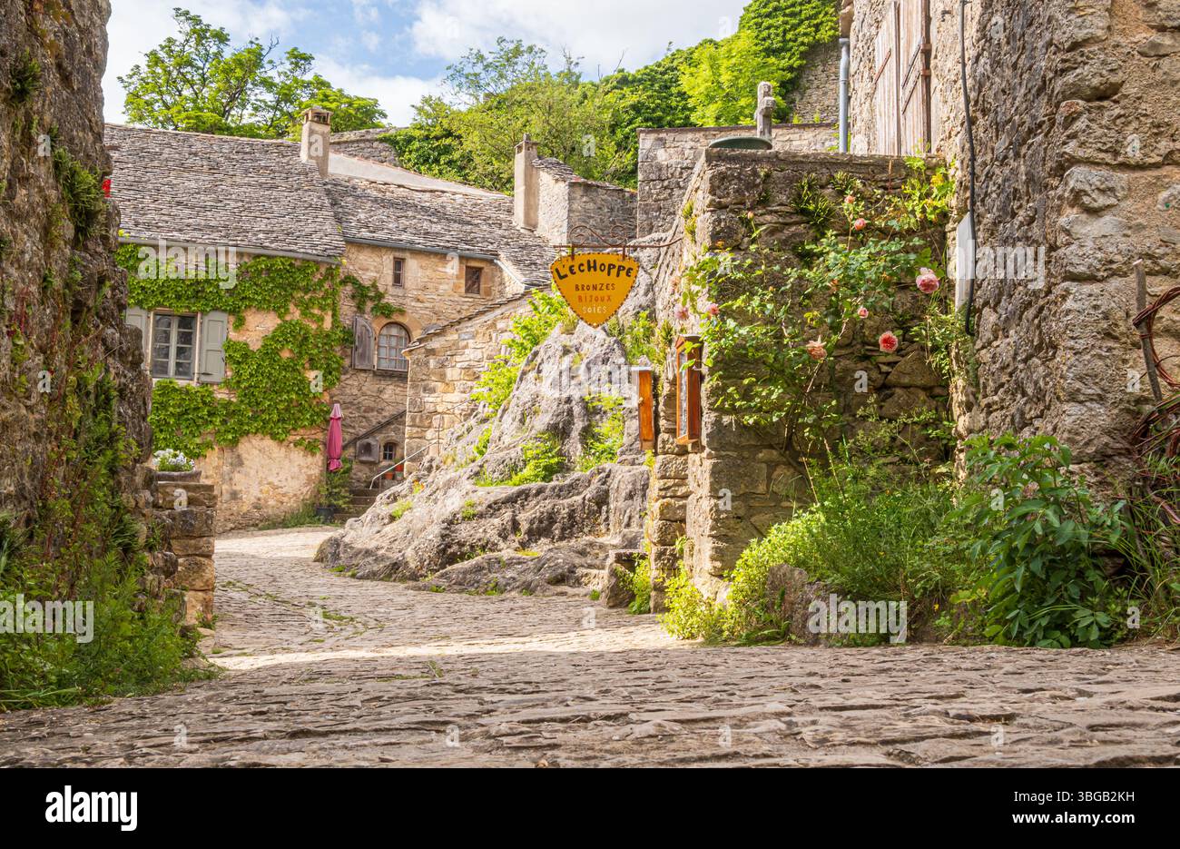 Blick auf Häuser von einer Straße im mittelalterlichen Dorf La Couvertoirade, einem der schönsten Dörfer Frankreichs in Larzac, Aveyron, Frankreich Stockfoto
